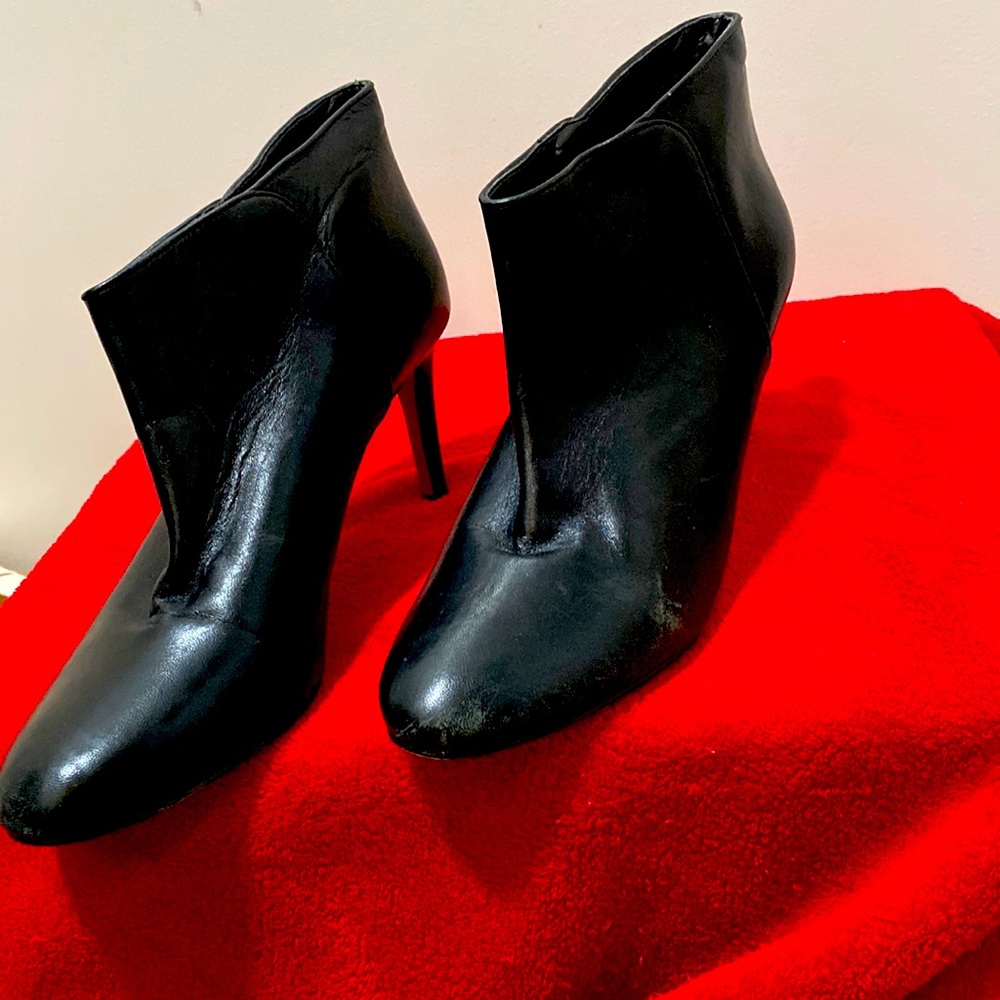 Size 10 Woman’s Nine West leather mix heel booties
